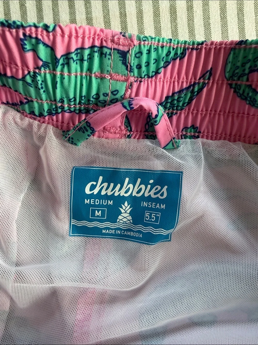 chubbies Men’s Medium Pink Swim Trunks with Green Alligator Print 5.5” inseam